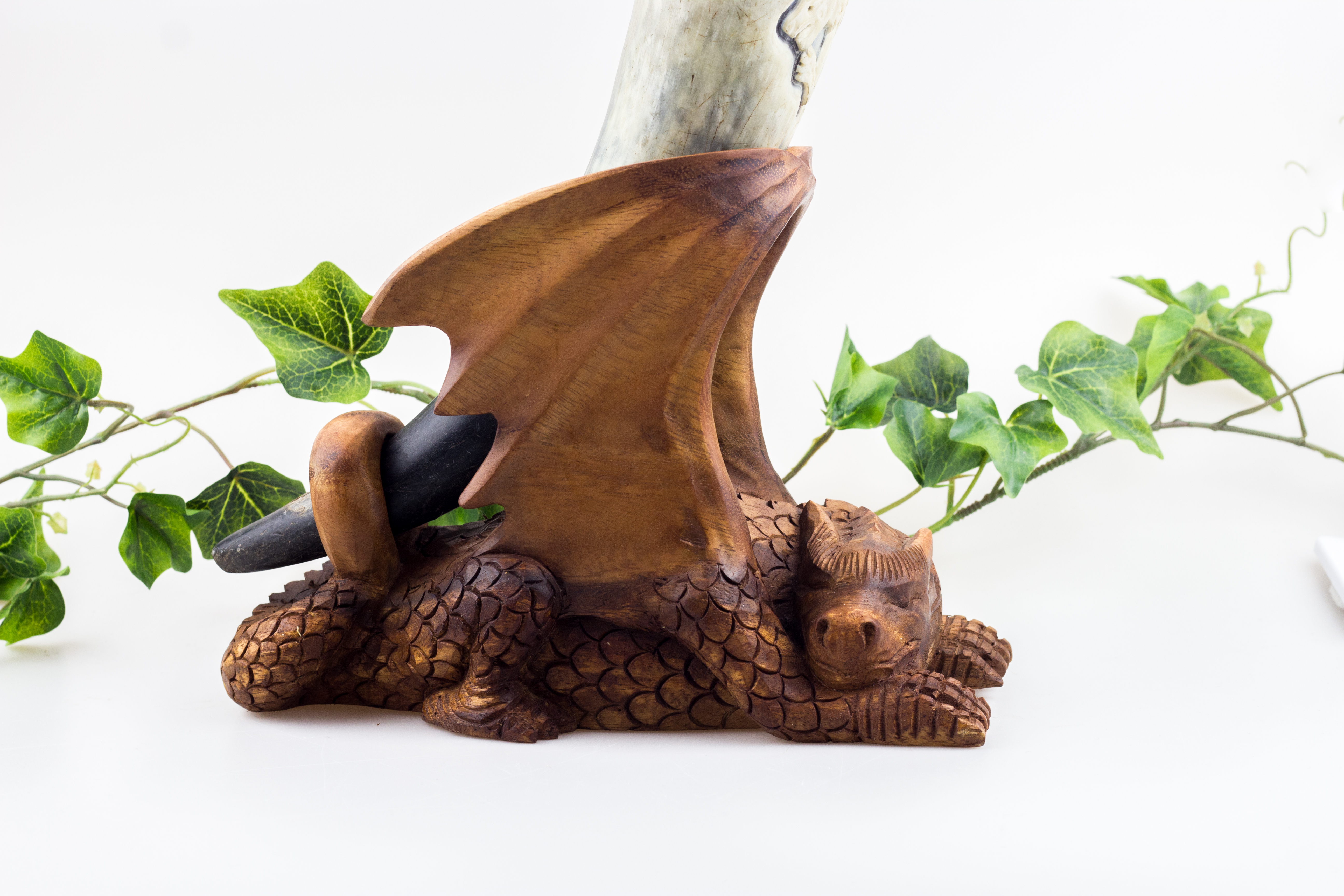 Handgearbeiteter Trinkhornständer - SLEEPY DRAGON - 23 cm - Wikinger Drachen Figur aus Holz