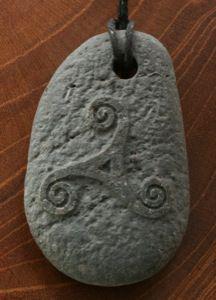 Anhänger - NALINY - Triskel - grauer Stein