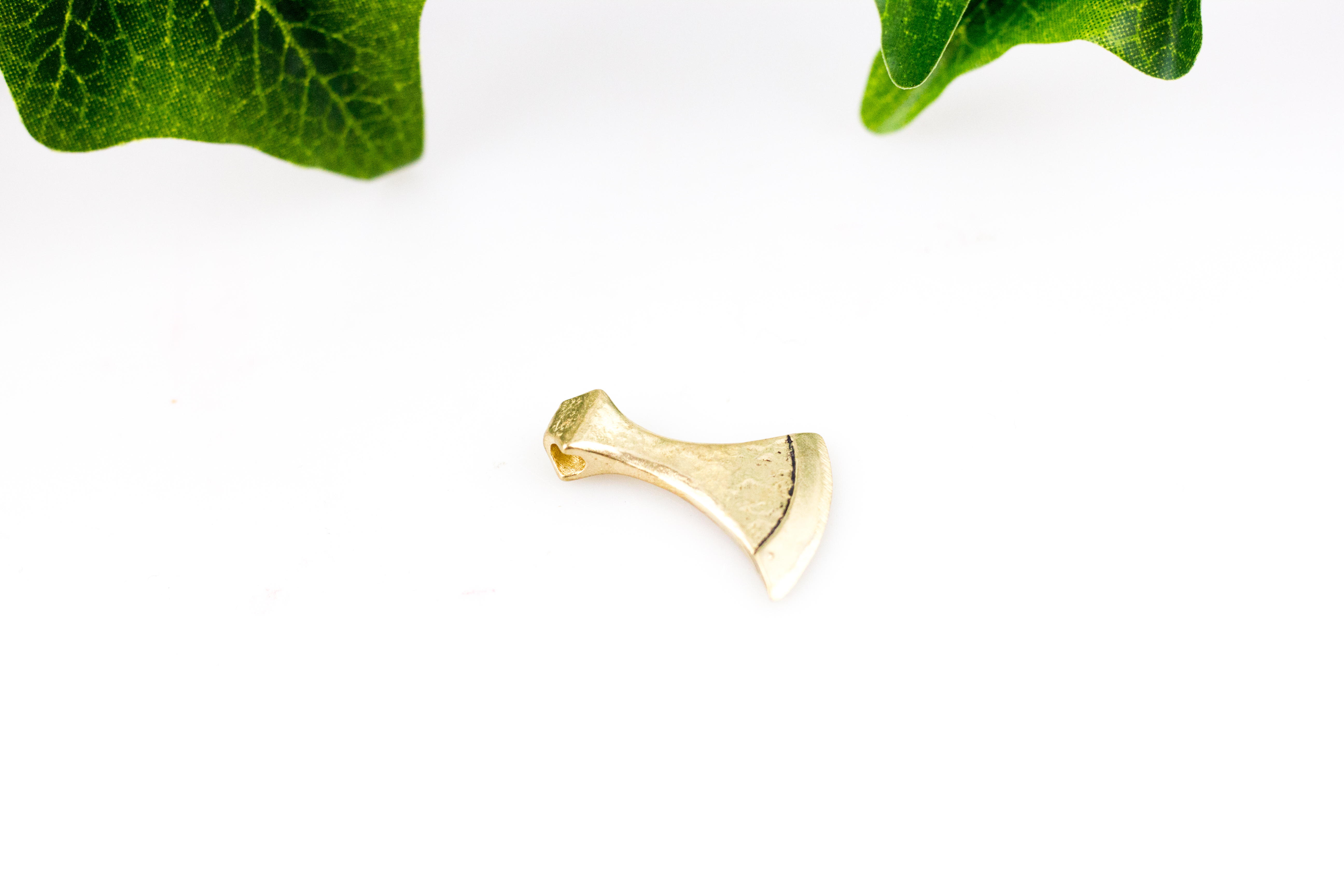 Anhänger - Axtkopf messing