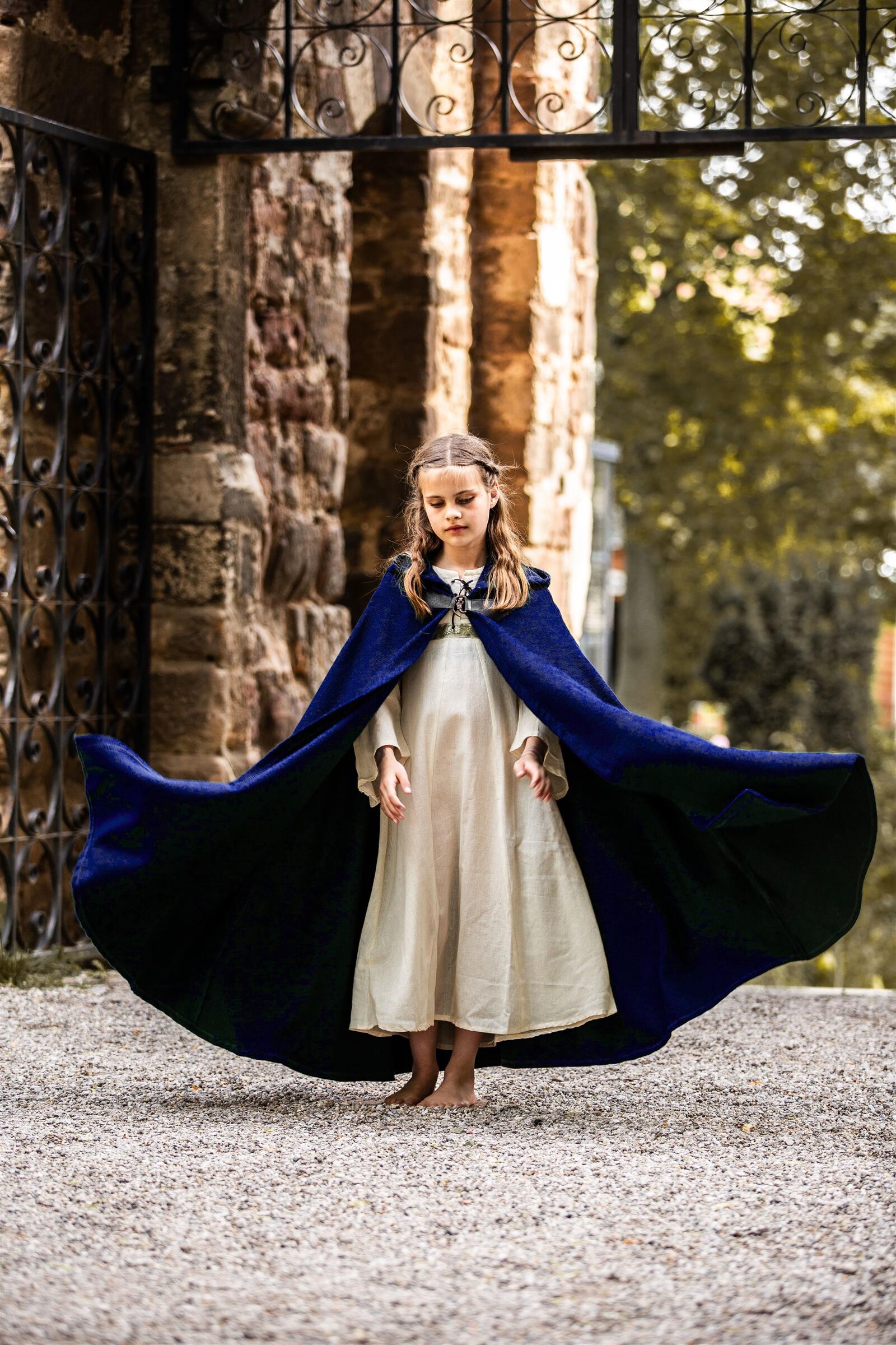 Kinderumhang mit Schließe in versch. Farben