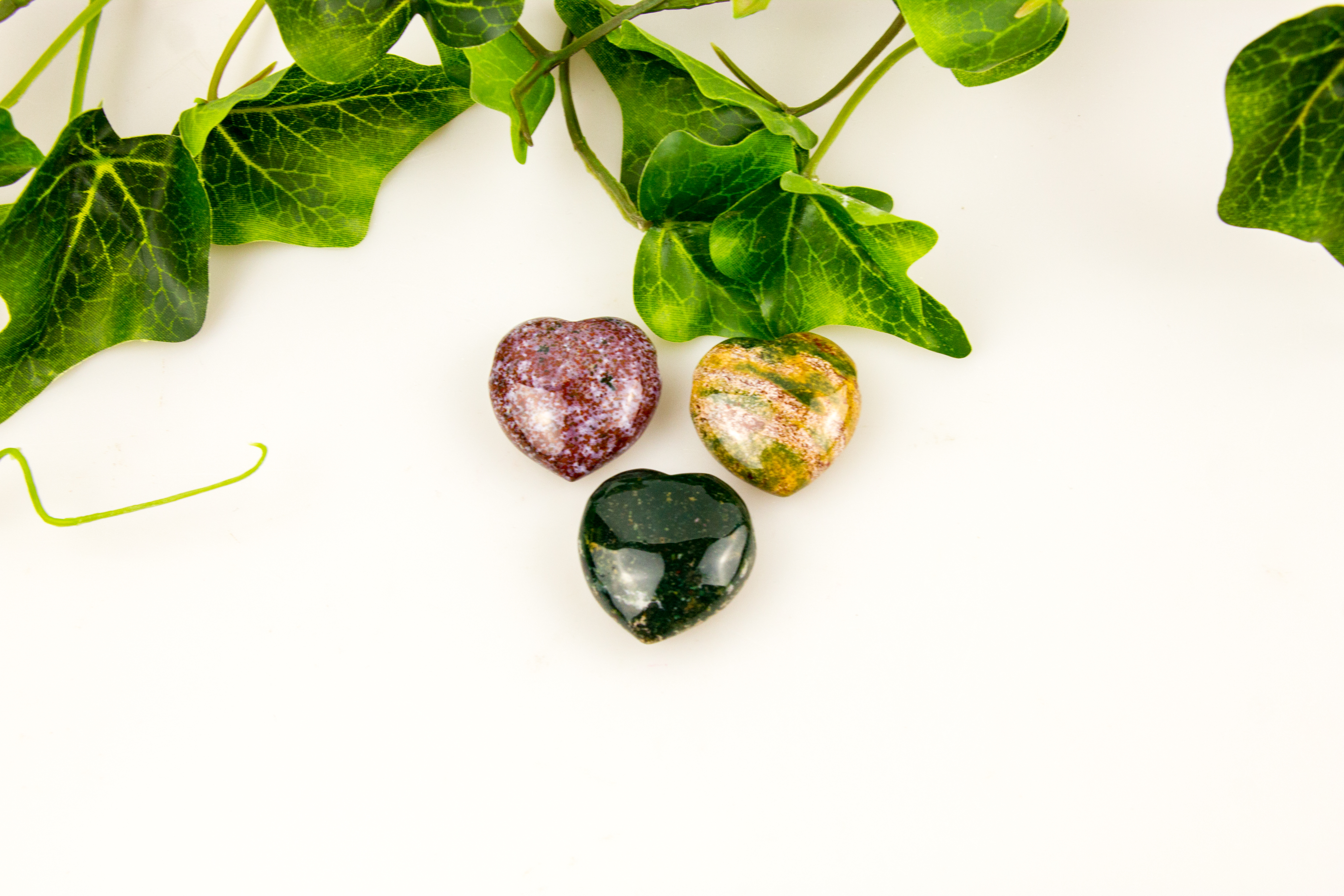 Herz aus Heliotrop mit Lochbohrung