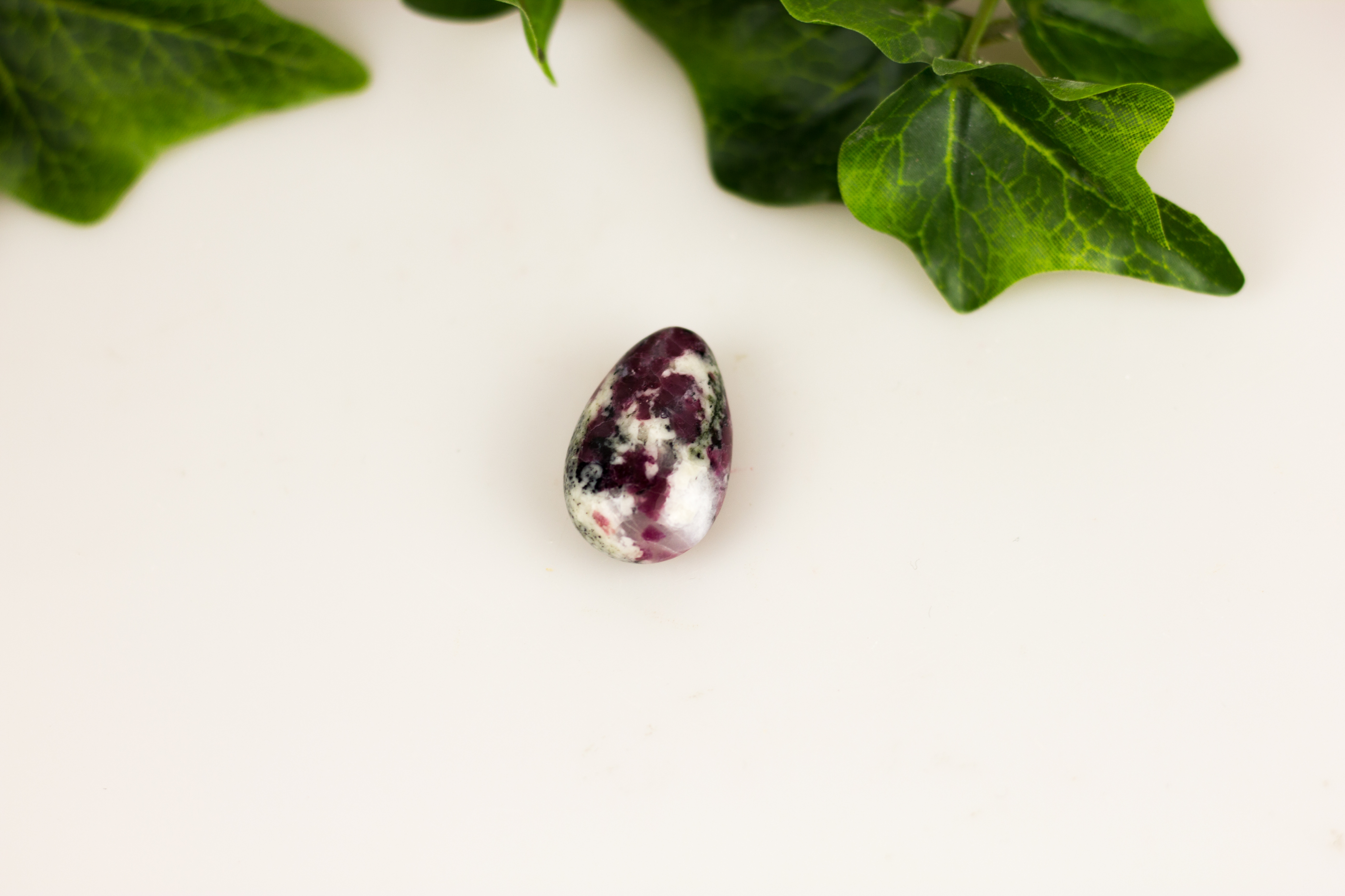 Eudialyt Tropfenanhänger